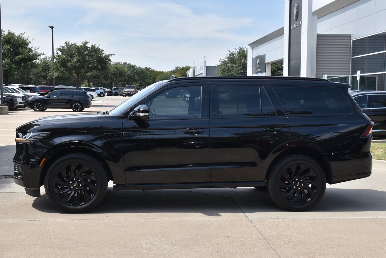 New 2026 Lincoln Navigator Reserve w/ Jet Appearance Package AWD/4WD image 11