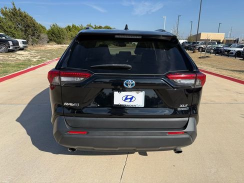 Used 2021 Toyota RAV4 XLE w/ Convenience Package image 6