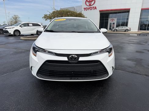 Used 2025 Toyota Corolla LE image 2