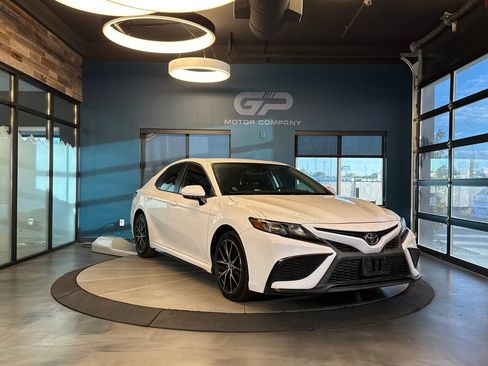 Used 2024 Toyota Camry SE w/ Convenience Package FWD image 1