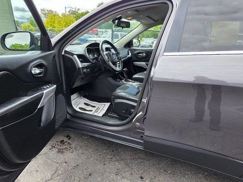 Used 2018 Jeep Cherokee Latitude Plus w/ Cold Weather Group image 7