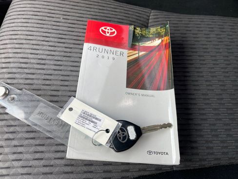 Used 2019 Toyota 4Runner SR5 AWD/4WD image 10