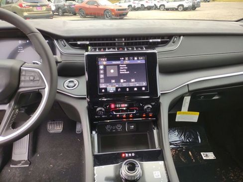 New 2025 Jeep Grand Cherokee Altitude image 22