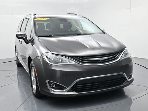 Used 2017 Chrysler Pacifica Platinum image 2