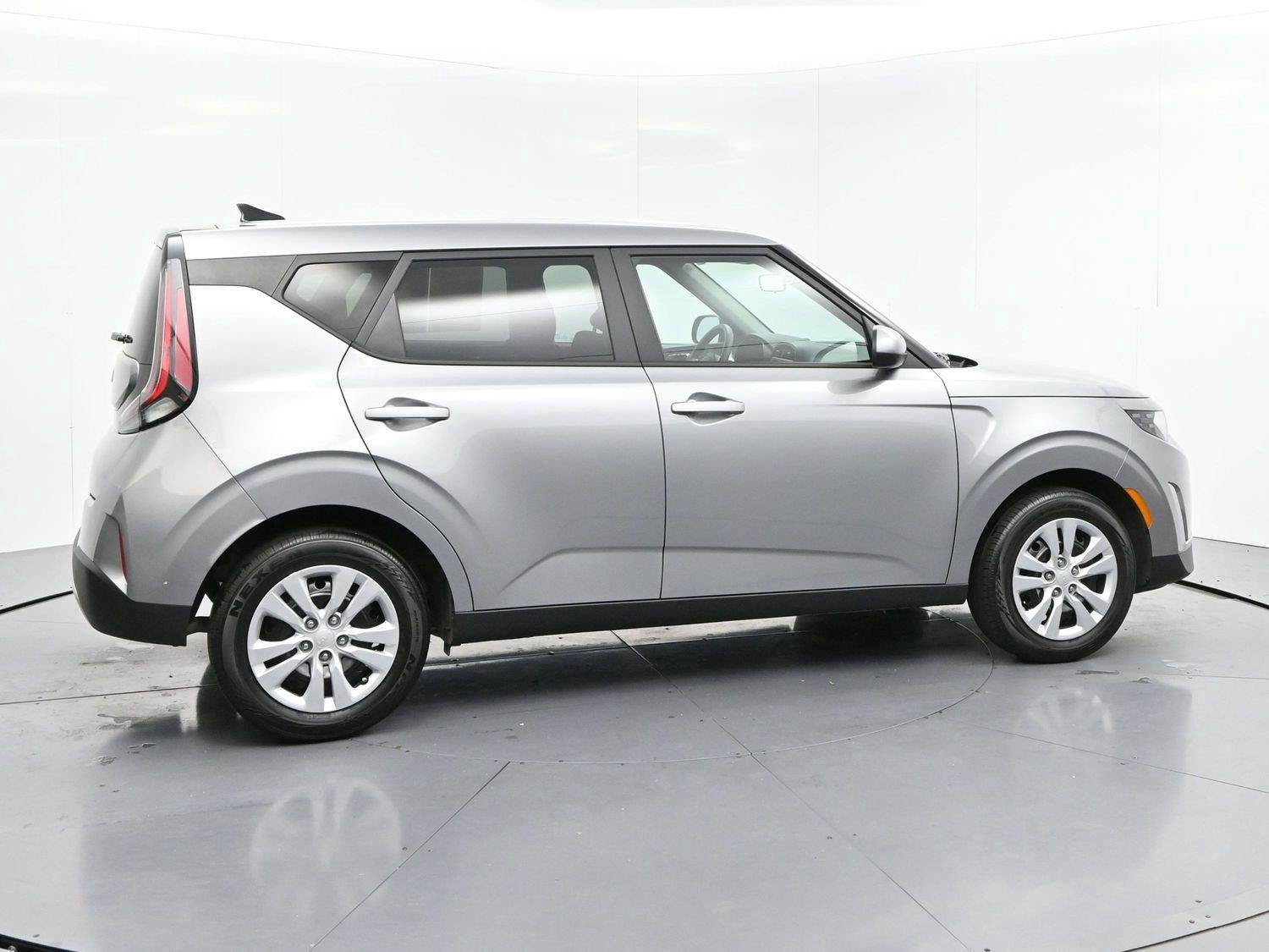 Used 2025 Kia Soul LX FWD image 8
