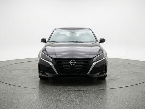 Used 2025 Nissan Altima 2.5 SV FWD image 2