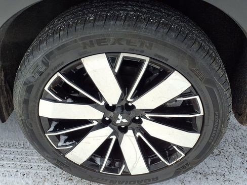 Used 2025 Mitsubishi Outlander SE image 9