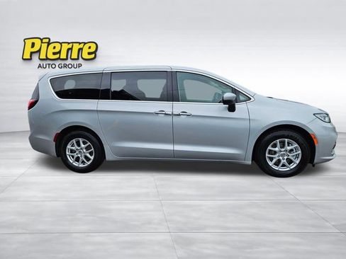 Used 2023 Chrysler Pacifica Touring-L FWD image 6