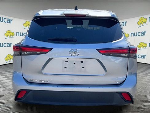 Used 2023 Toyota Highlander LE FWD image 3