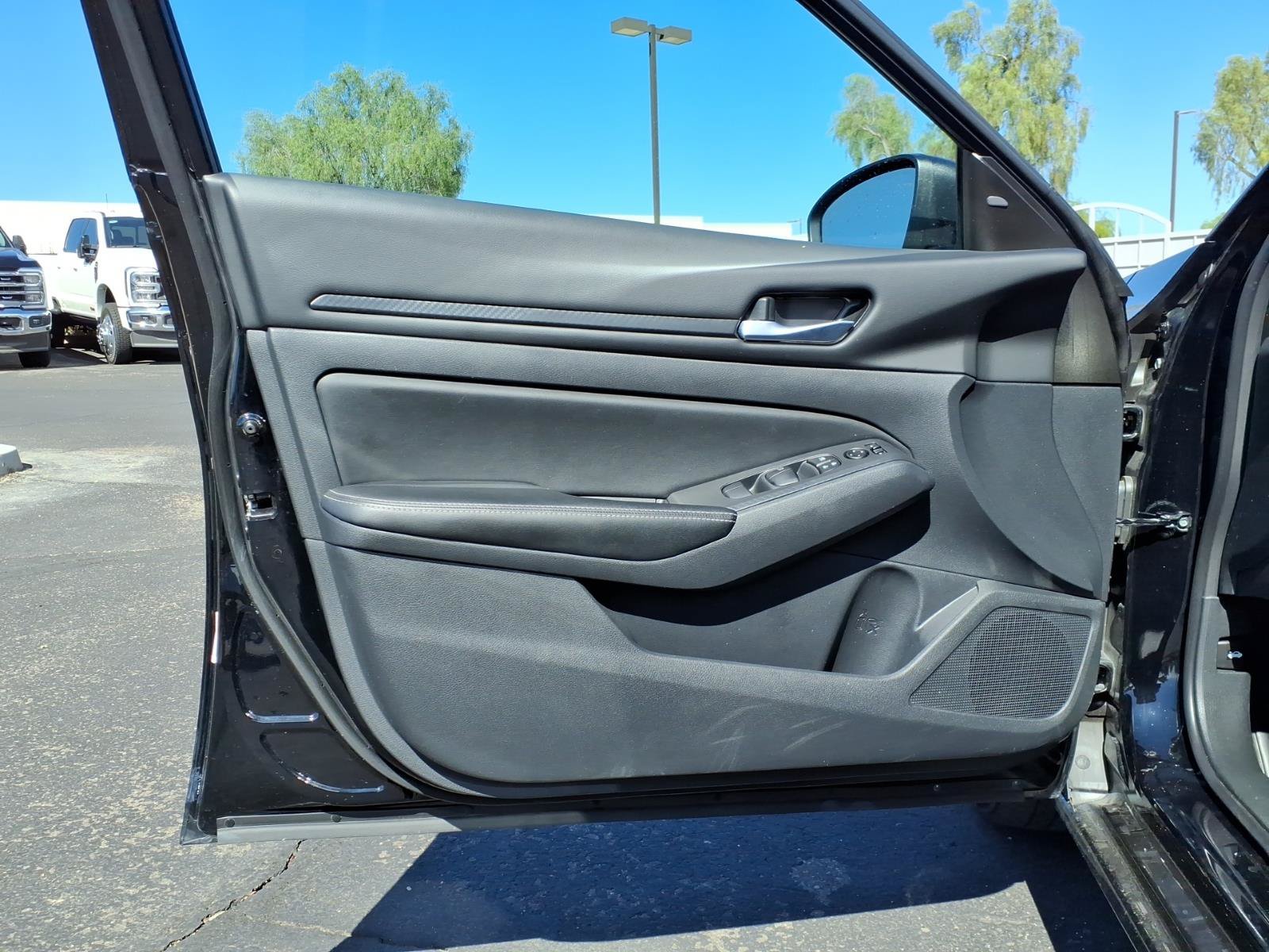 Used 2025 Nissan Altima 2.5 SV FWD image 19