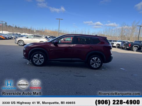 Used 2023 Nissan Rogue SV image 2