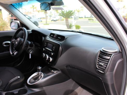 Used 2016 Kia Soul + image 14