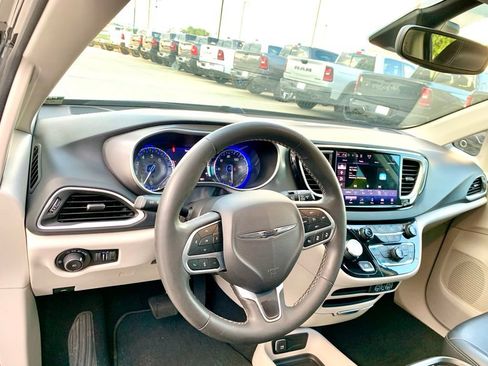 Used 2023 Chrysler Pacifica Touring-L FWD image 14