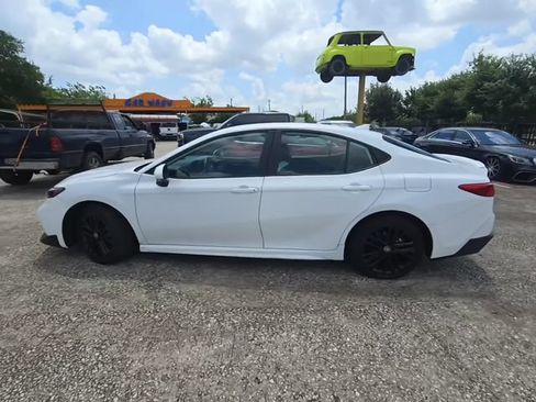 Used 2025 Toyota Camry SE FWD image 3