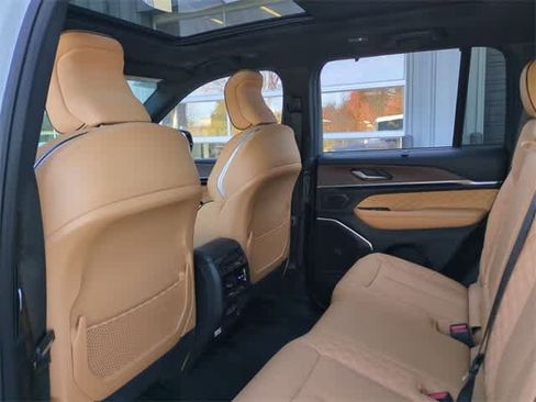New 2025 Jeep Grand Cherokee Summit image 19