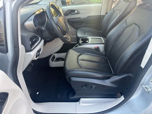Used 2024 Chrysler Pacifica Touring-L image 15