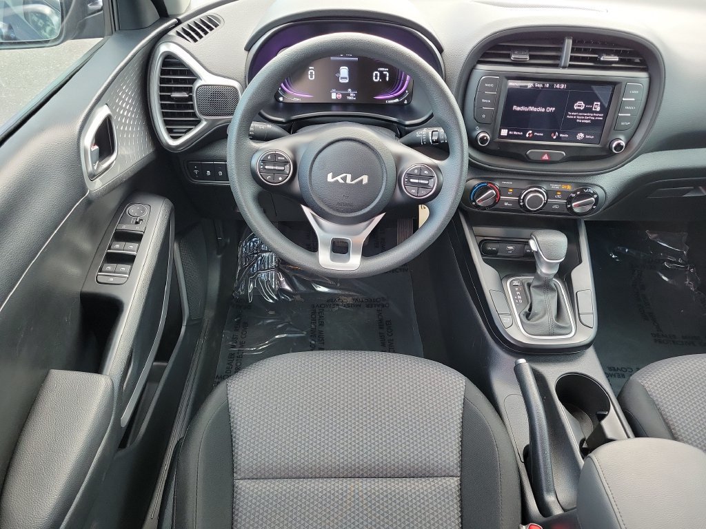 Used 2025 Kia Soul LX w/ LX Technology Package FWD image 13