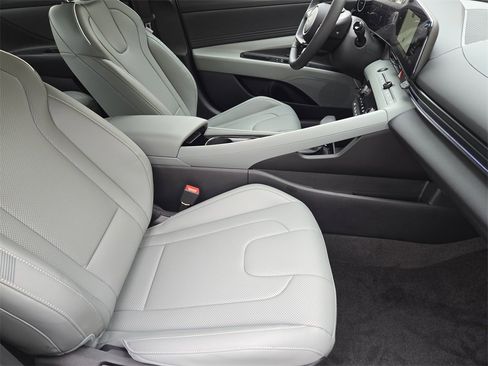 Used 2025 Hyundai Elantra Limited image 11