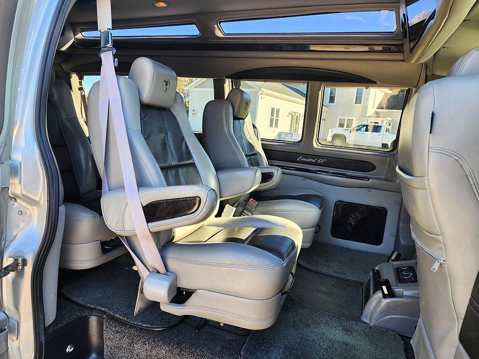 Used 2017 GMC Savana 2500 Extended RWD image 4