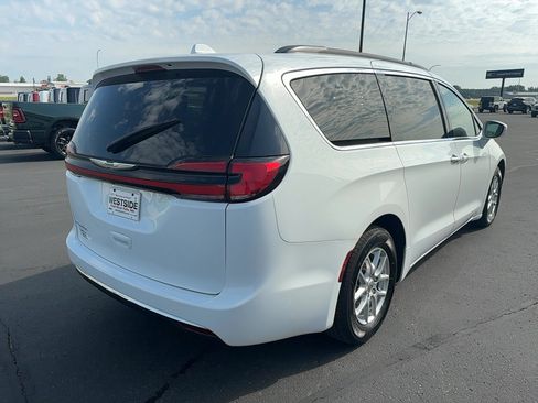 Used 2022 Chrysler Pacifica Touring-L FWD image 5