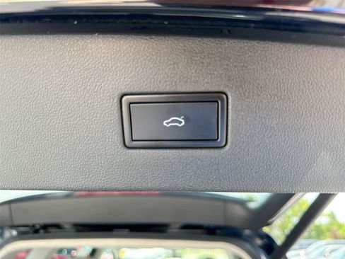 Used 2018 Volkswagen Tiguan SEL AWD/4WD image 21