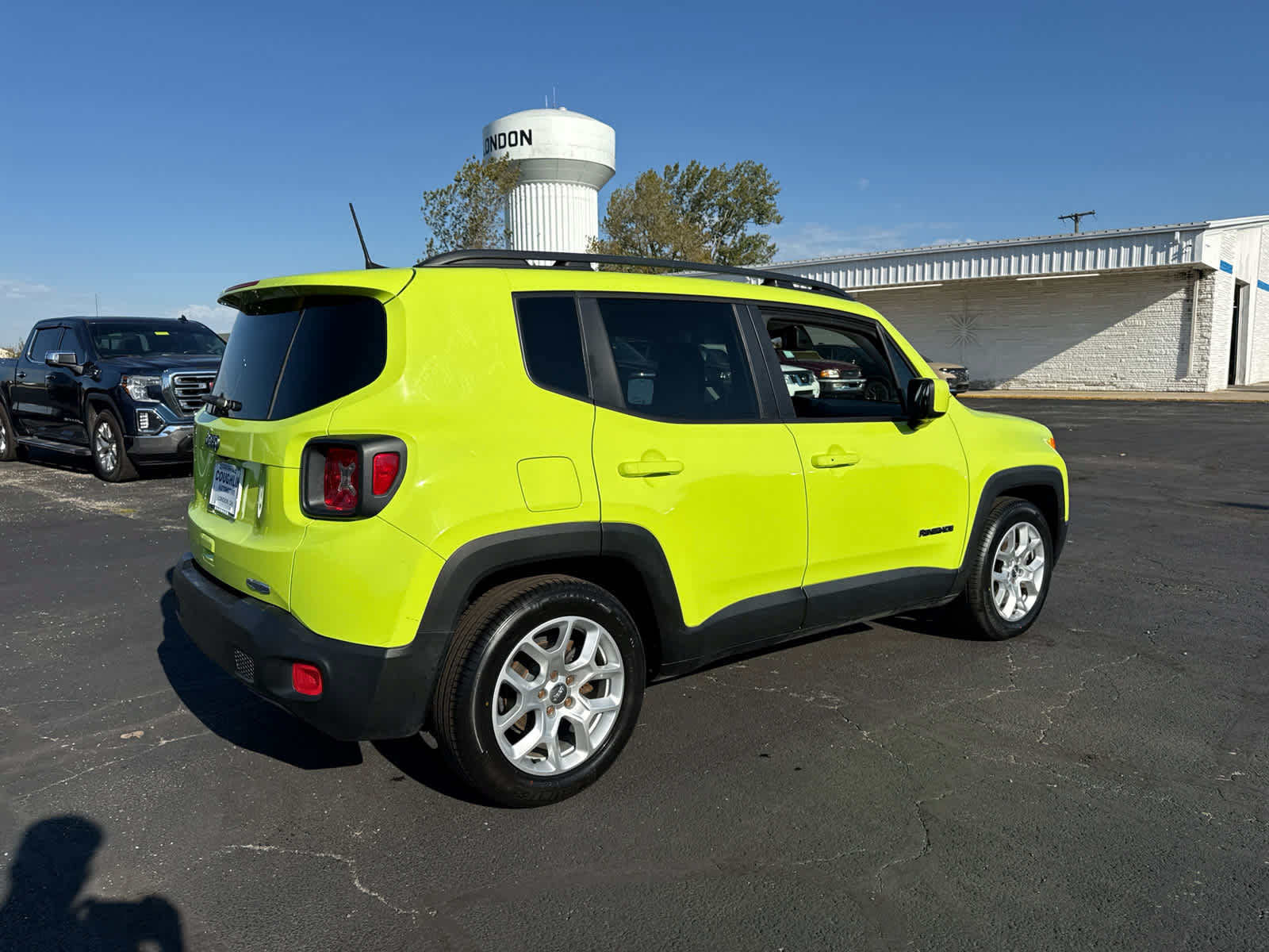 Used 2018 Jeep Renegade Latitude w/ Cold Weather Group FWD image 5
