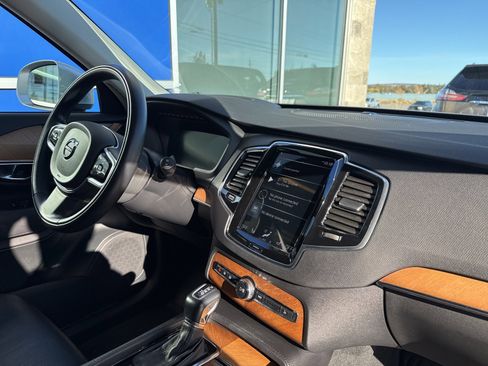 Used 2022 Volvo XC90 T6 Momentum w/ Advanced Package image 16