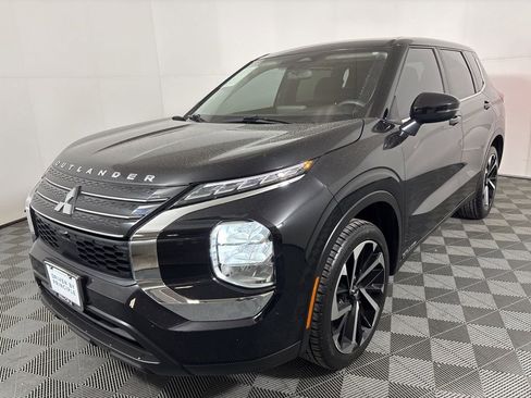 Used 2022 Mitsubishi Outlander ES image 2