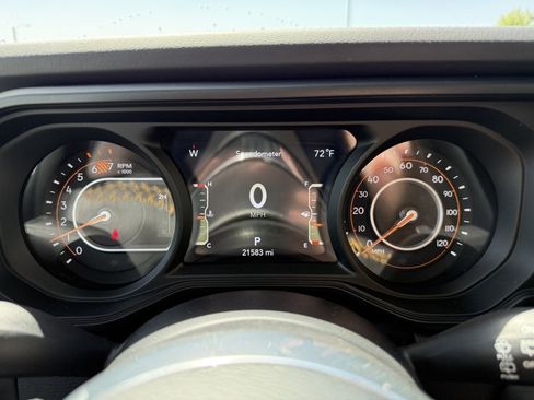 Used 2025 Jeep Wrangler Unlimited Sahara AWD/4WD image 21