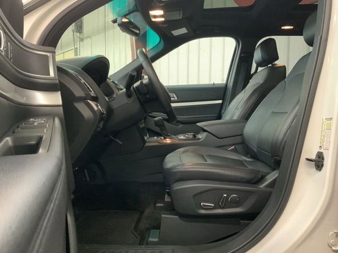 Used 2017 Ford Explorer XLT w/ Equipment Group 202A AWD/4WD image 19