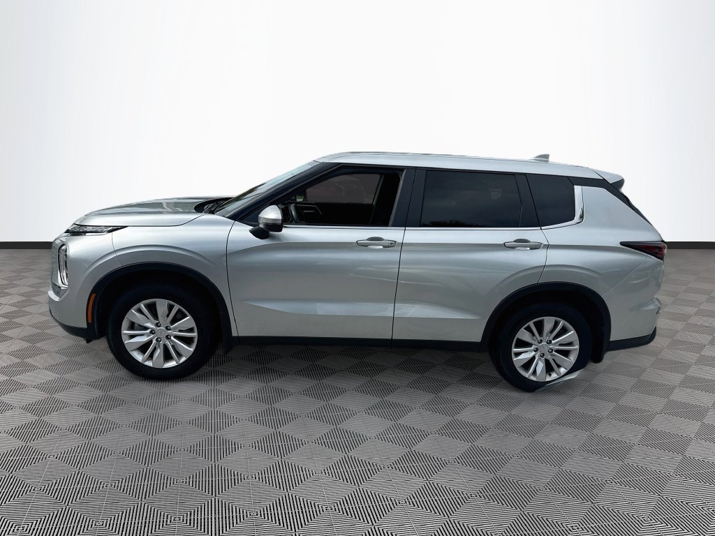 Used 2025 Mitsubishi Outlander ES FWD image 9
