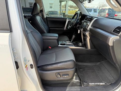 Used 2017 Toyota 4Runner SR5 Premium image 16