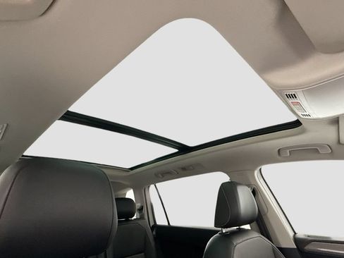 Used 2023 Volkswagen Tiguan SE w/ Panoramic Sunroof Package FWD image 16