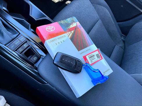 Used 2025 Toyota Camry SE FWD image 31