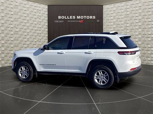 Certified 2023 Jeep Grand Cherokee Laredo w/ Luxury Tech Group I image 8
