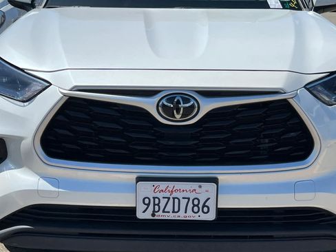 Used 2022 Toyota Highlander XLE AWD/4WD image 12