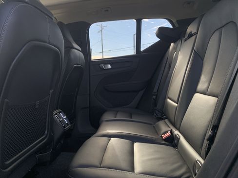 Used 2025 Volvo XC40 B5 Plus image 32