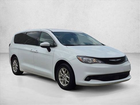 Used 2023 Chrysler Voyager LX FWD image 3