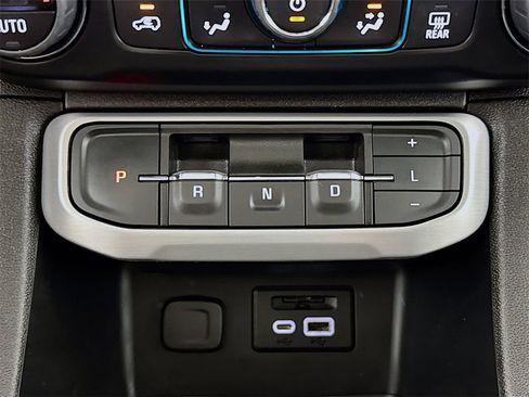 Used 2023 GMC Acadia SLE w/ Driver Convenience Package image 17