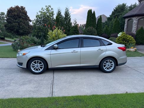 Used 2018 Ford Focus SE FWD image 8