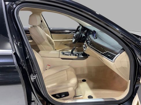 Used 2018 BMW 740i image 27