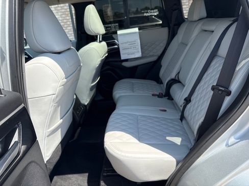 Used 2024 Mitsubishi Outlander 4WD Plug-In Hybrid image 4