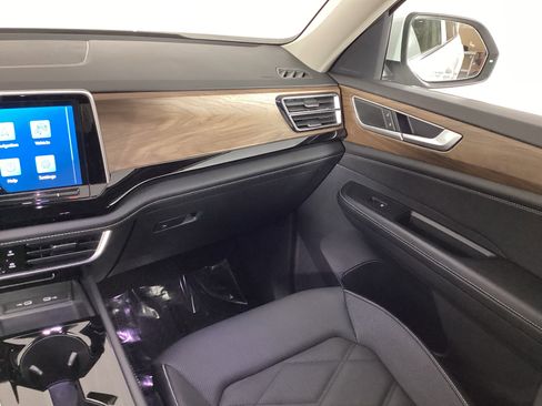 Used 2024 Volkswagen Atlas SE image 15