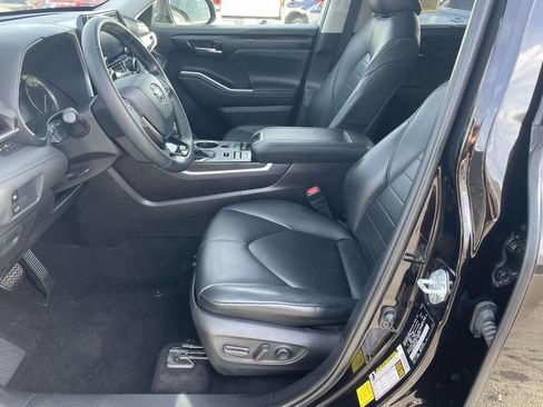 Used 2021 Toyota Highlander XLE image 28