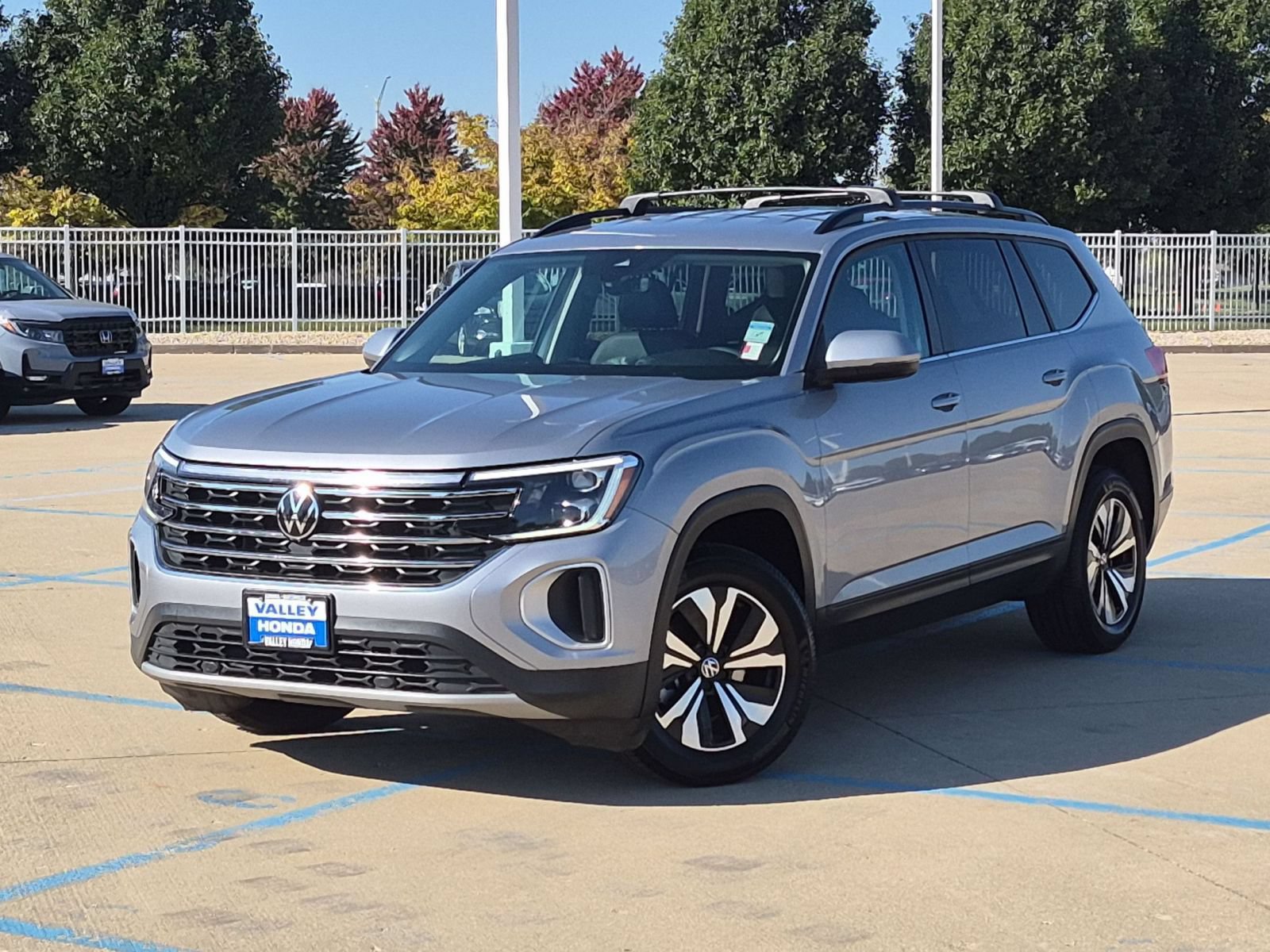 Used 2024 Volkswagen Atlas SE AWD/4WD image 2