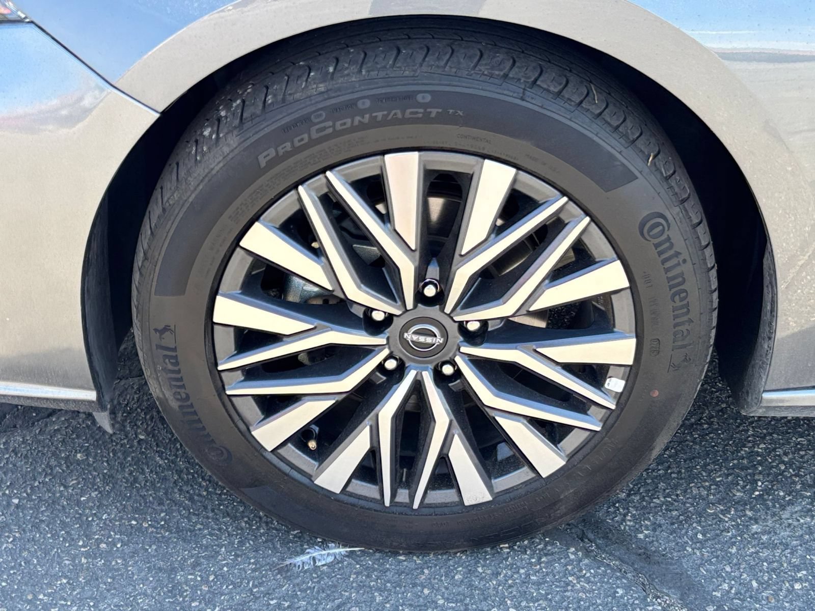 Used 2025 Nissan Altima 2.5 SV FWD image 30