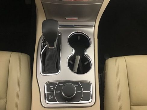 Used 2018 Jeep Grand Cherokee Limited image 12