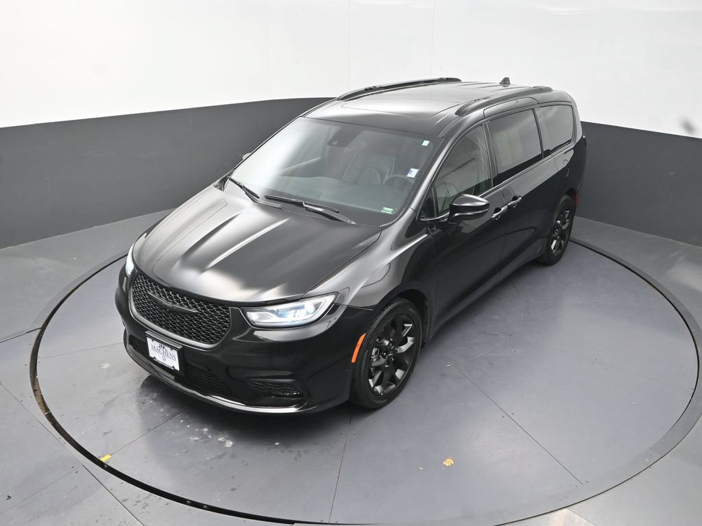 Used 2025 Chrysler Pacifica Limited FWD image 16
