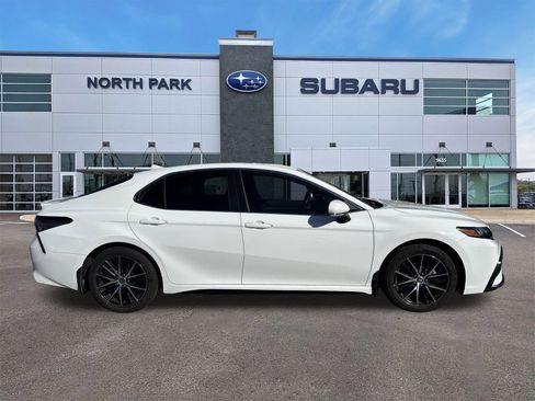 Used 2022 Toyota Camry SE image 2