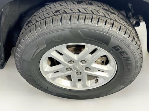 Used 2023 Jeep Grand Cherokee Laredo AWD/4WD image 28